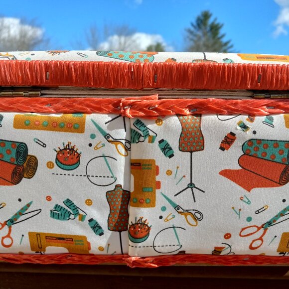 Fabric Covered Sewing Storage Box with Handle Resembles Singer - Picture 4 of 11
